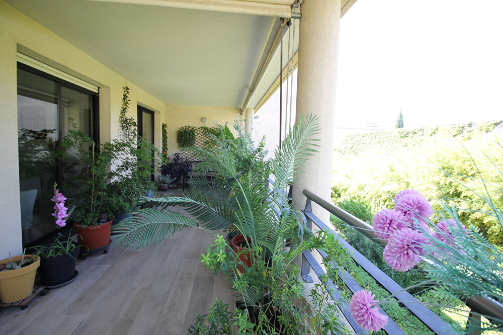 NIMES Centre ville splendide appartement P3 avec terrasse, cellier et garage dans une résidence très recherchée.