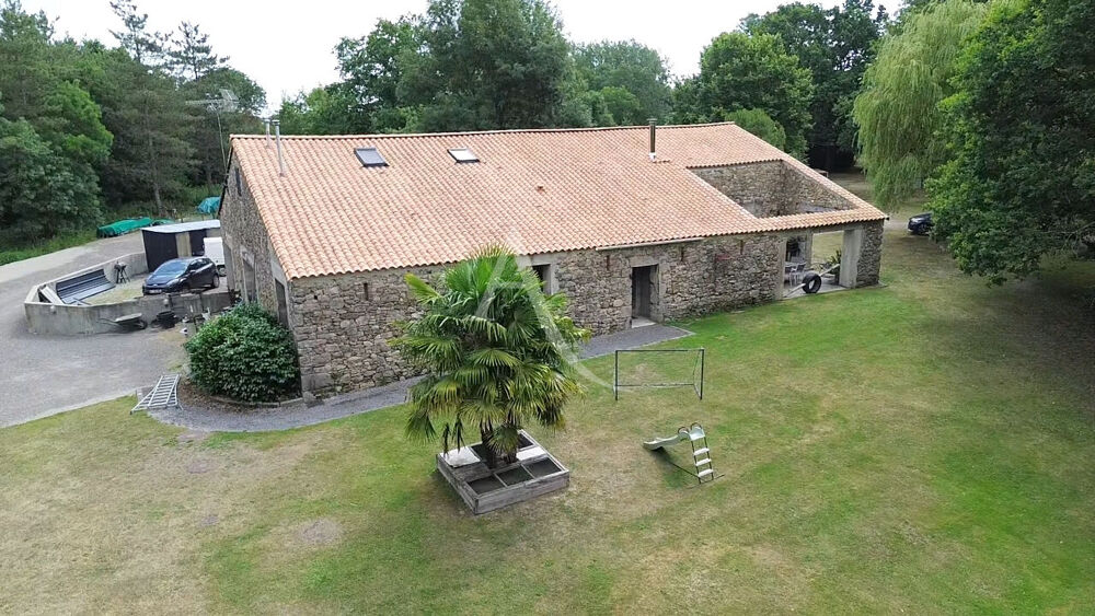 À quelques minutes d'Aizenay Magnifique grange en pierre rénovée sur plus de 2 970 m² de terrain