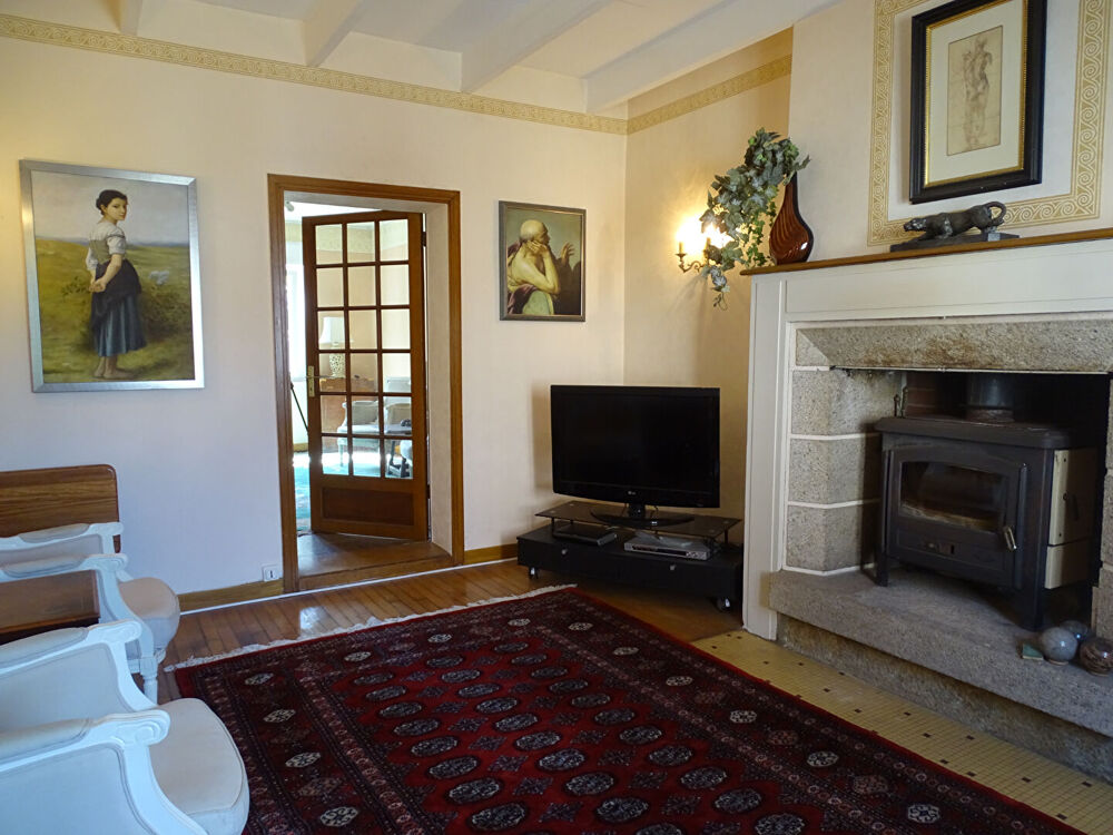 FINISTERE. Grande maison de 4 chambres à vendre, située dans un village, à Collorec