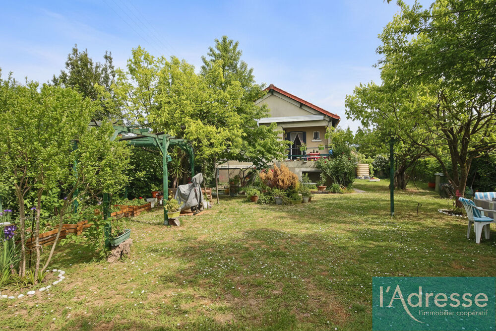 Maison avec sous-sol total, combles aménageables et grand terrain à Savigny-sur-Orge.