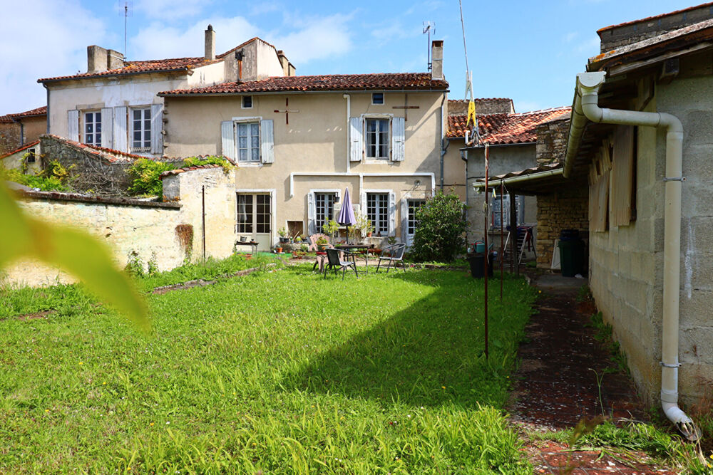 Maison de ville pleine de charme avec jardins et garage