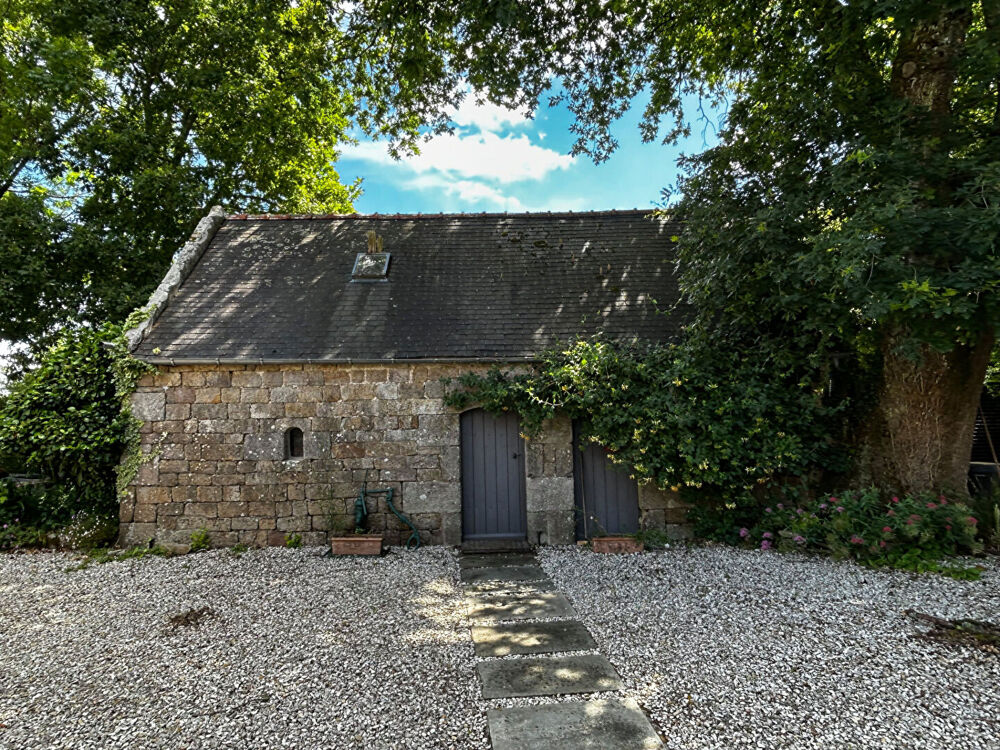 Vente Maison FINISTÈRE: Pluguffan. Exceptionnelle chaumière de prestige entièrement rénovée avec dépendances et terrain piscinable. Quimper