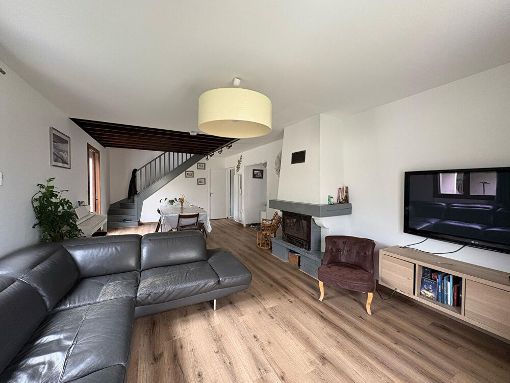 Location Maison À louer à Viry-Châtillon ? Spacieuse maison familiale 6 pièces avec jardin, terrasse, cheminée et sous-sol ? Quartier calme et r Viry chatillon