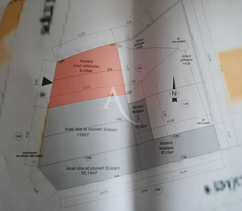   Hangar clos couvert de près de 300m² en centre ville de Matha 