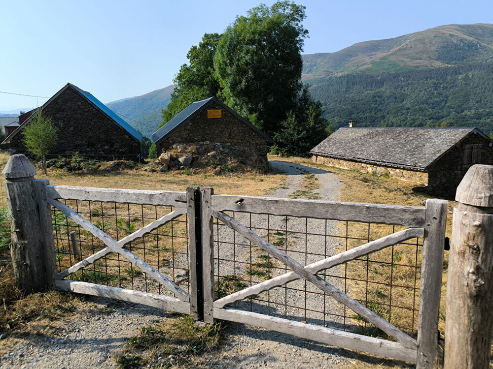 Vente Maison Corps de ferme de montagne  , superbement rénové  , dépendances  3.2 HA Tarascon sur ariege