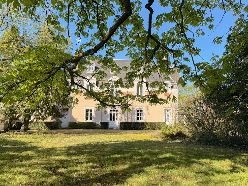 Vente Villa Château de caractère à Angers, 7 chambres, chapelle privée, pavillon indépendant, garages et parc de 3 260 m². Angers