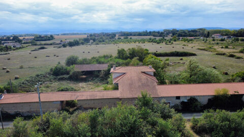   Rare sur le secteur :  A Saint Elix le Chateau, corps de ferme à fort potentiel sur plus de 19 hectares d'un seul tenant. Maison - 4 pièce(s) - 154 m²