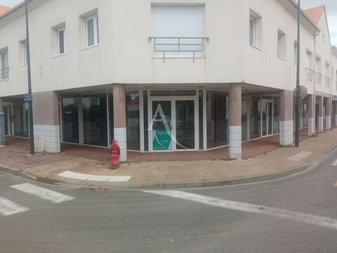 Local Commercial de 140 m&sup2; 1438 85300 Challans