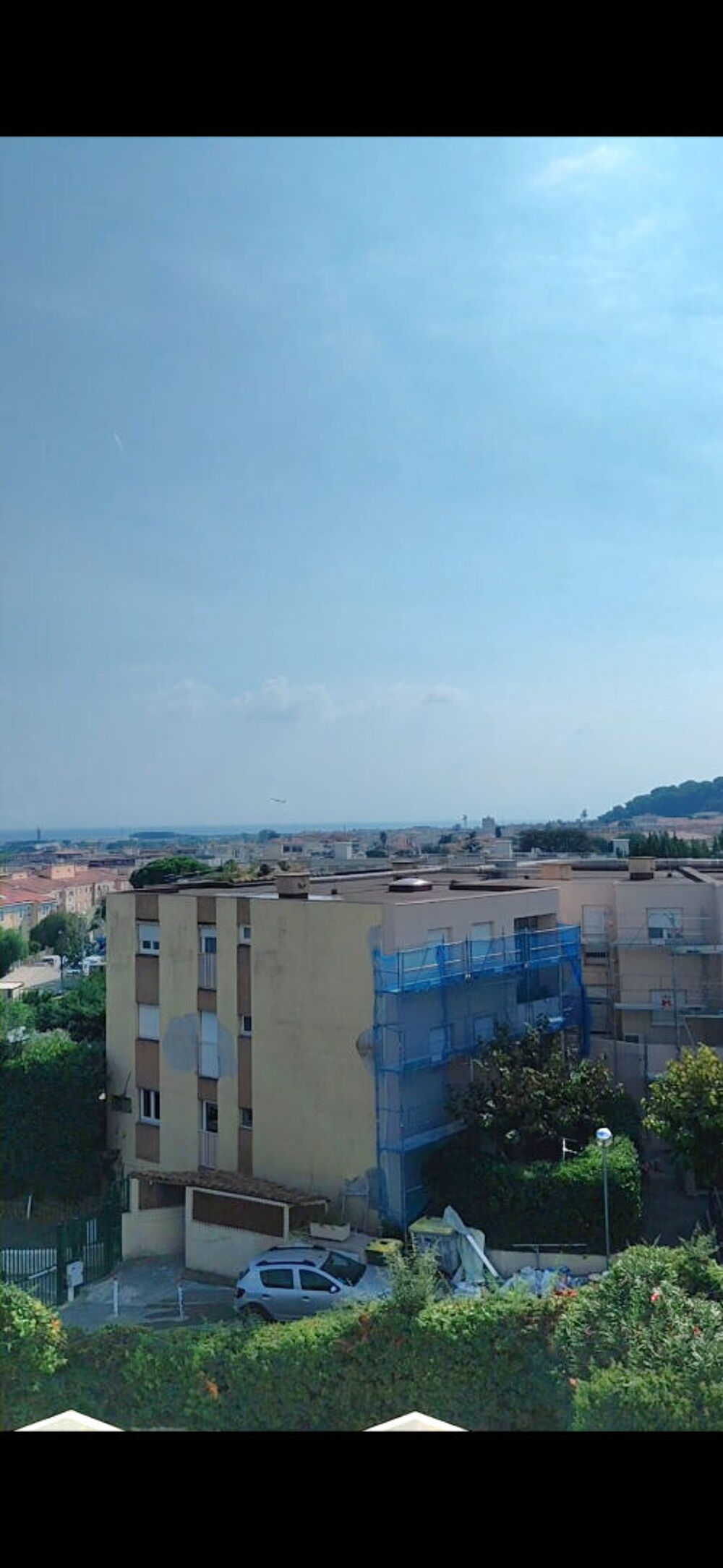 Location Appartement A LOUER - 2 PIECES AVEC TERRASSE ET PISCINE en dernier étage Saint laurent du var