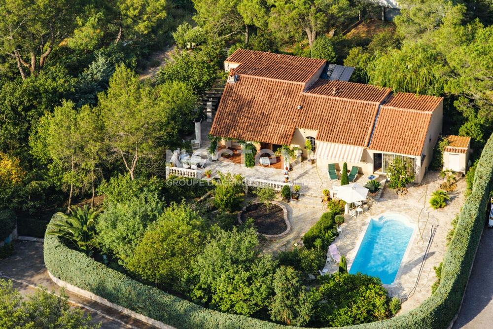 Villa de plain pied, avec piscine, sur un terrain de 1700 m²
