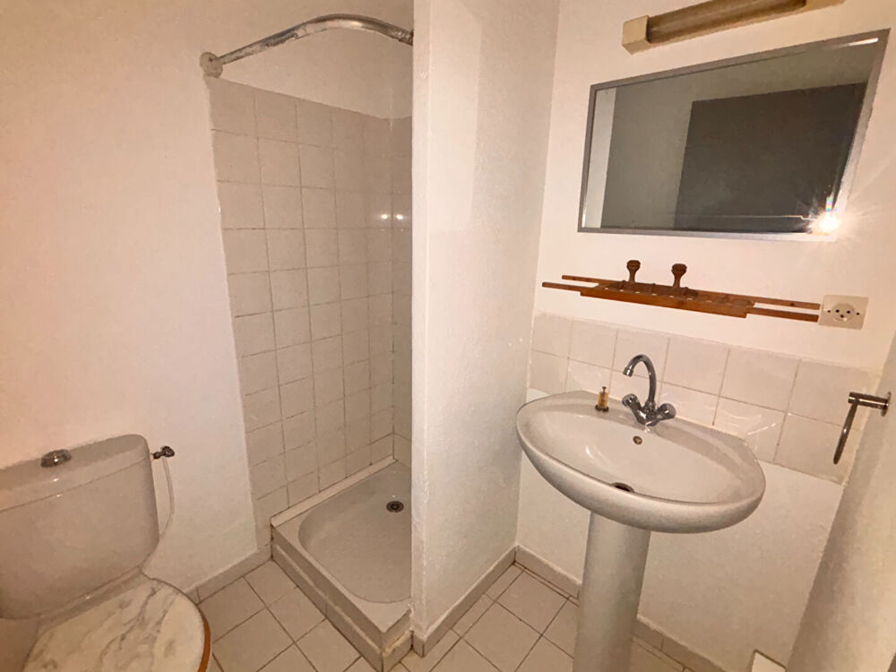 NIMES CENTRE/LYCEE DHUODA - RUE HENRI IV - STUDIO 21.32 M2 AU 1ER ETAGE