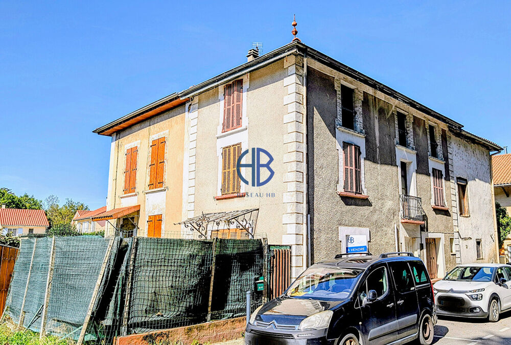 Maison de ville avec extérieur, garage et parking à rénover.
