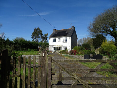   COTES D'ARMOR.  Une maison individuelle de 4 chambres � pied du village de Ma�l-Carhaix Maison - 6 pi�ce(s) - 106 m�