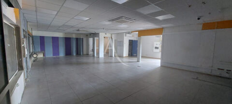 Local spacieux et lumineux avec vitrine dans une zone d'activit&eacute; 1910 97300 Cayenne