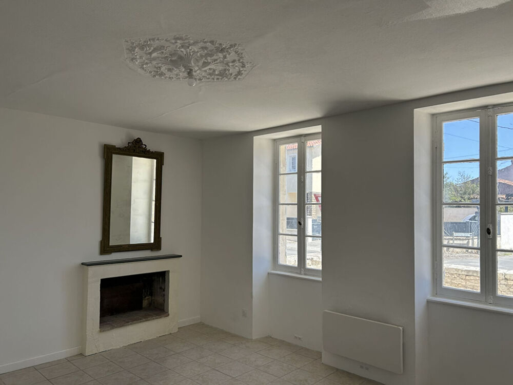 Grande maison de caractère au coeur de Néré avec jardin et dépendance