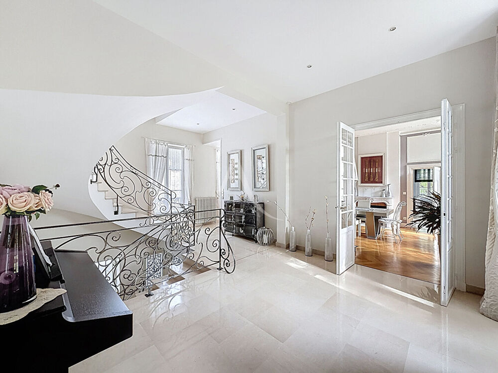 Somptueuse demeure d'exception en coeur de ville de Meaux - 400 m² - 6 chambres et 1 salle de jeux - jardin 1400 m² et 4 garages