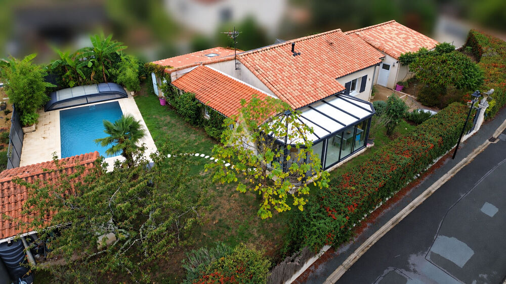 Vente Maison BOIVRE-LA-VALLÉE LE CONFORT DU PLAIN-PIED, DE BEAUX VOLUMES ET UNE PISCINE POUR PROFITER DES BEAUX JOURS La chapelle montreuil