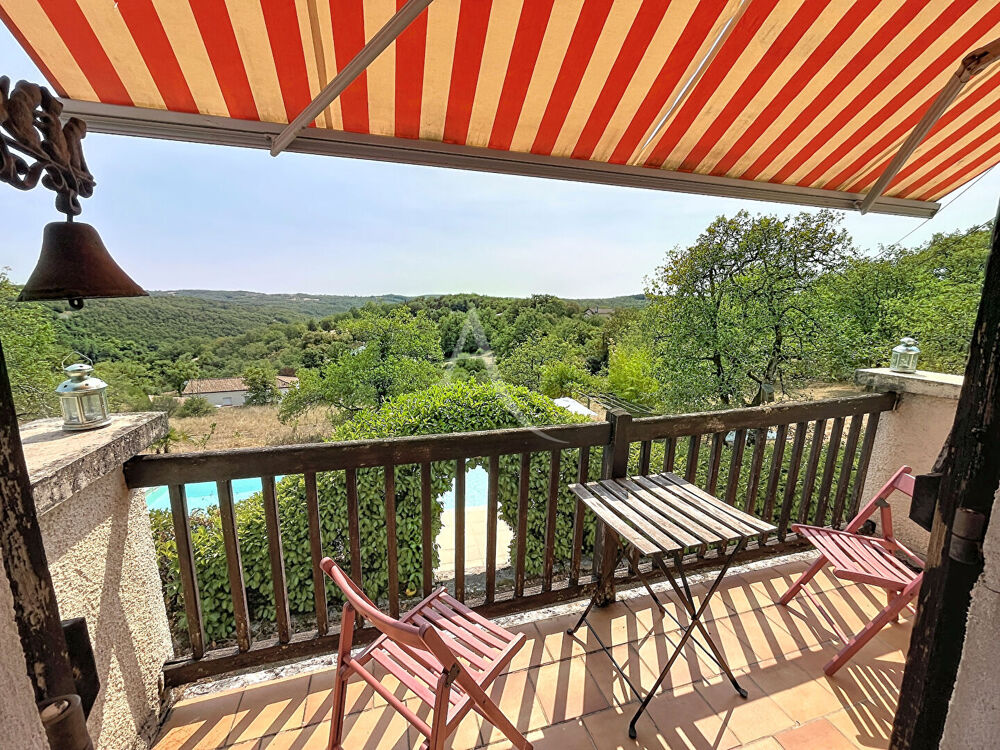 Maison familiale de 4 chambres avec piscine, jolie vue dégagée et 5 766m² de terrain.