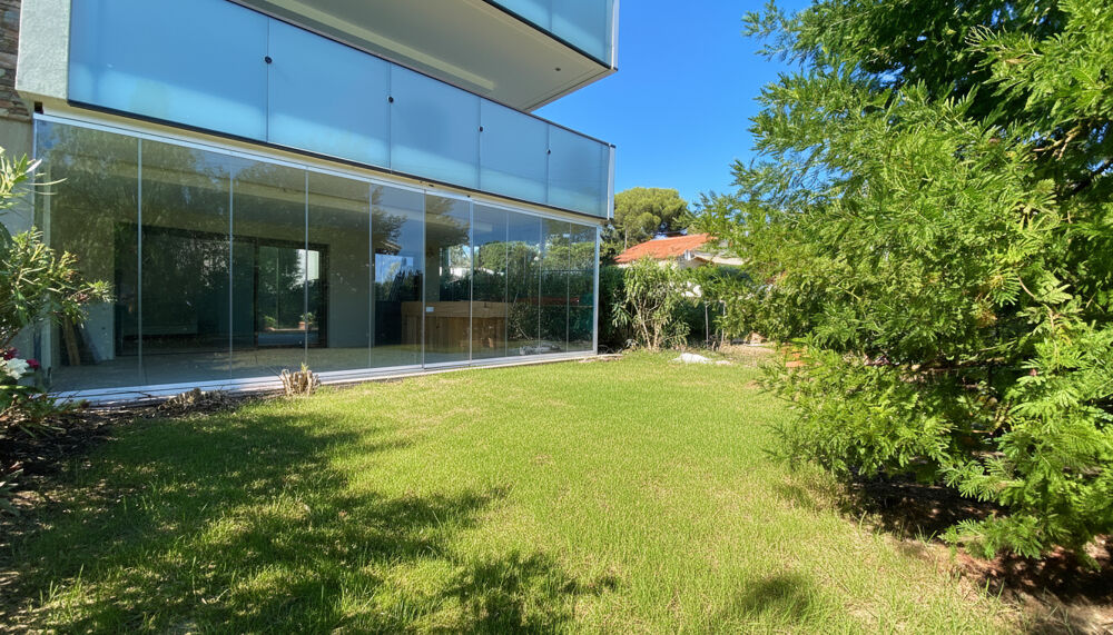 SAINT RAPHAEL / BOULOURIS 3 pièces d'angle 75 m² , plus 30 m² de véranda en rez de jardin de 250 m²