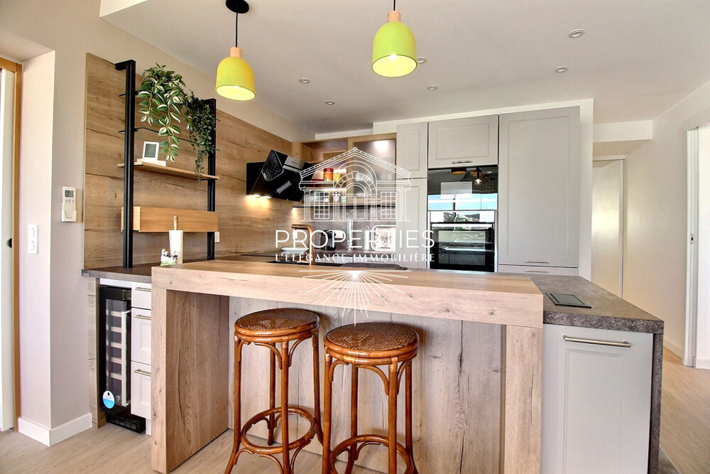 Vente Appartement LE LAVANDOU - HYPERCENTRE - T3 DE 77M² -  DERNIER ETAGE AVEC ASCENSEUR - PARKING - POSSIBILITE CAVE ET GARAGE Le lavandou