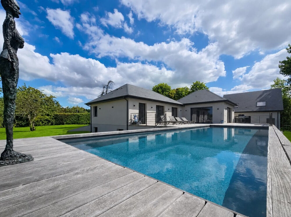 SAINT MARTIN AUX CHARTRAINS - ÉLÉGANTE PROPRIÉTÉ CONTEMPORAINE AVEC PISCINE : VOLUMES, CONFORT & ART DE VIVRE