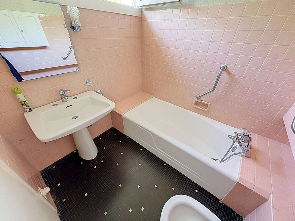 Vente Maison Maison familiale 6 pièces, 5 chambres, 125 m2 avec garage, jardin, dépendance, à Nantes. Nantes