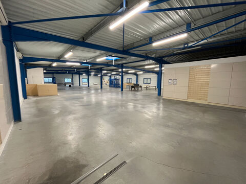   Local commercial et entrepôt de 1 569 m² sur terrain de 2 193 m² Beaurepaire (38270) 