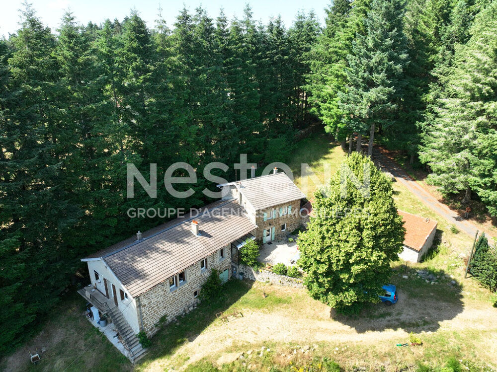 Ensemble immobilier composé de 3 logements, de nombreuses dépendances sur plus de 1 hectares de terrain.