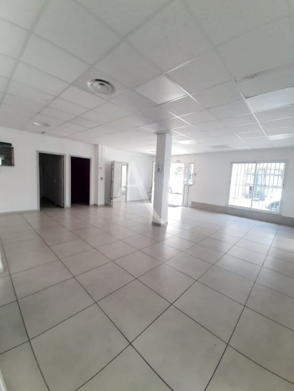   Local d'activité  150 m2 - 9 bureaux + 1 grande salle principale A SAISIR !!!!!! Fort de france