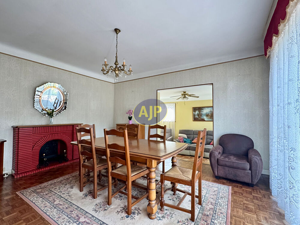 Maison individuelle de plain-pied avec jardin paysagé et beau potentiel