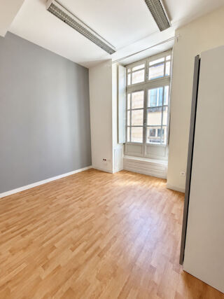  Appartement à louer 3 pièces 85 m²