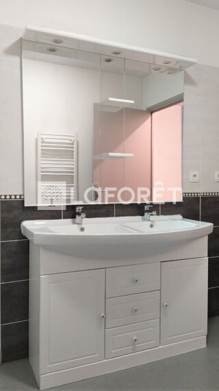  Appartement à louer 4 pièces 79 m²