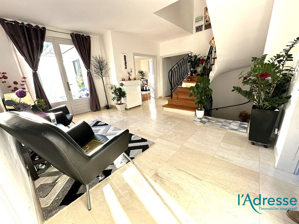 MAISON BOURGEOISE PLAIN PIED de 264 m² sur un terrain de 15 ares.