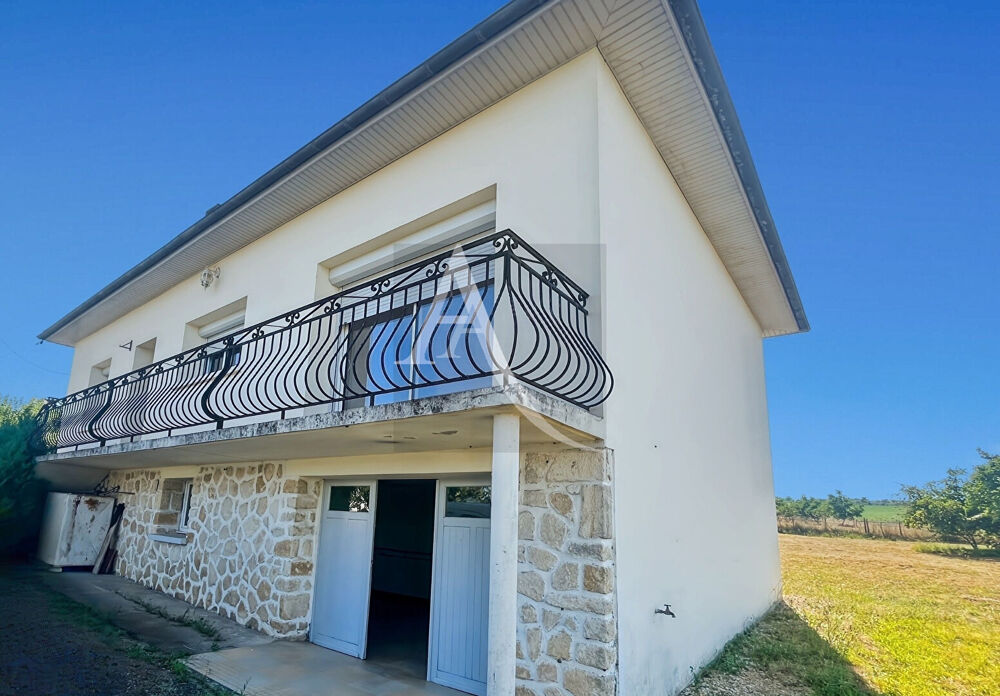 Charmante maison rénovée avec sous sol complet 3 chambres terrain clos, deux puits.
