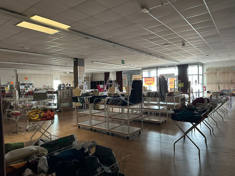 &Agrave; LOUER,  LOCAL COMMERCIAL 358 m&sup2;  ZONE COMMERCIALE DES 4 &Acirc;NES  Rochefort 3200 17300 Rochefort