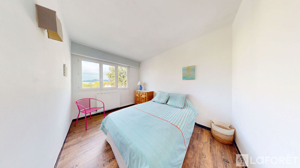 Bel appartement T3 avec terrasse plein sud , proche mer et commerces .