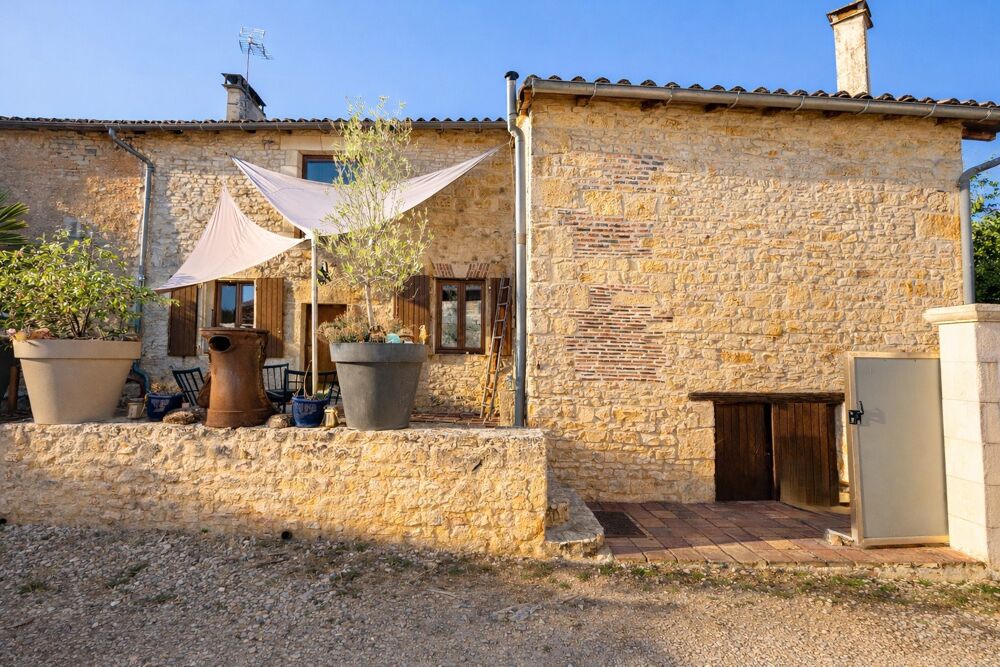 Maison de caractère au coeur d'un village avec seconde maison à finir de rénover et deux granges.