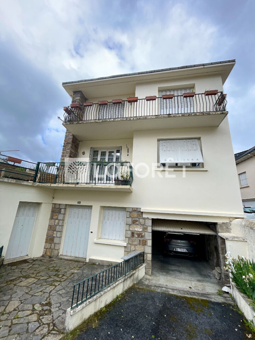 Grande maison/immeuble divisible.