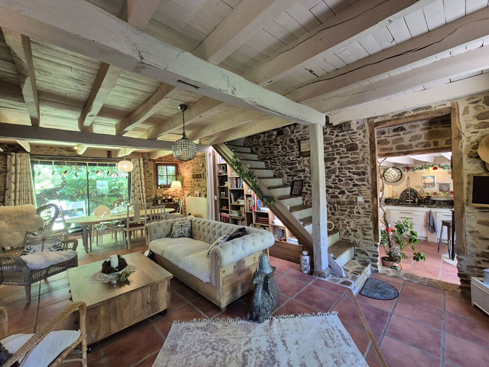 CORRÈZE. CHAMBOULIVE. Maison en pierre avec 6 chambres, piscine, 2 garages, abri voiture, entourée de jardins de 5 498 m²