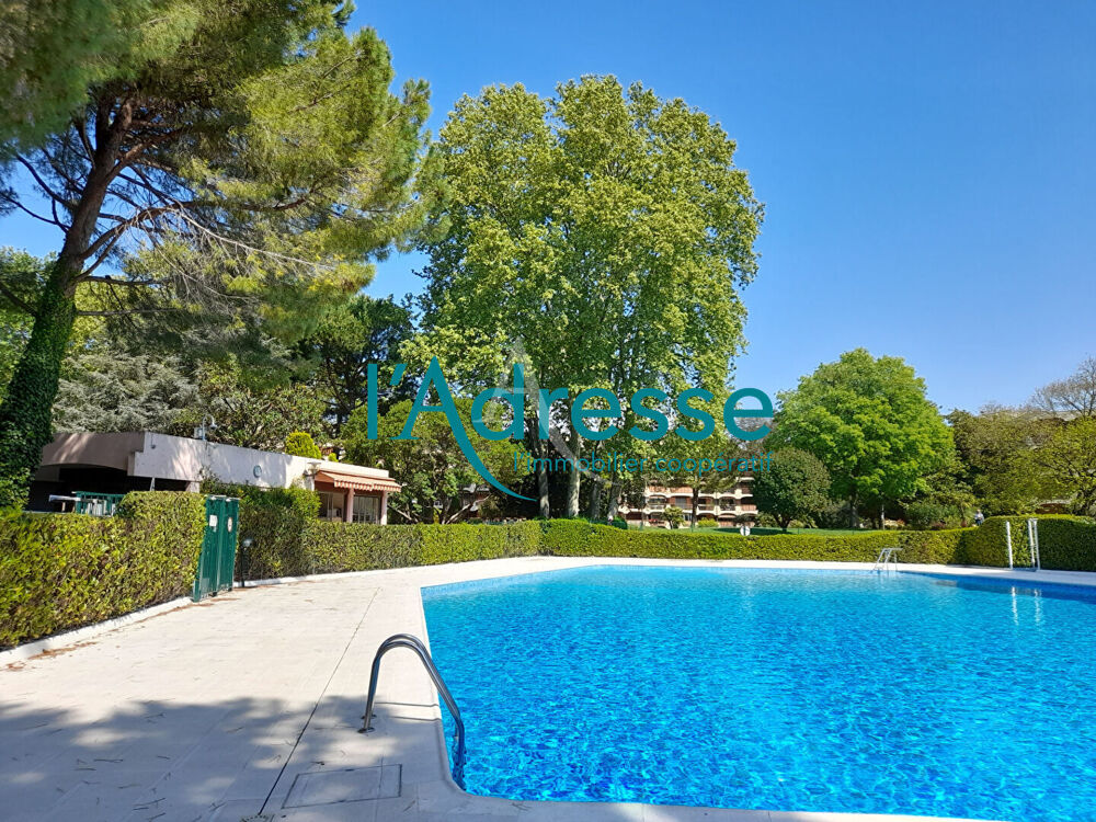 COUP DE COEUR ! Agréable studio avec parking en sous-sol et une cave !