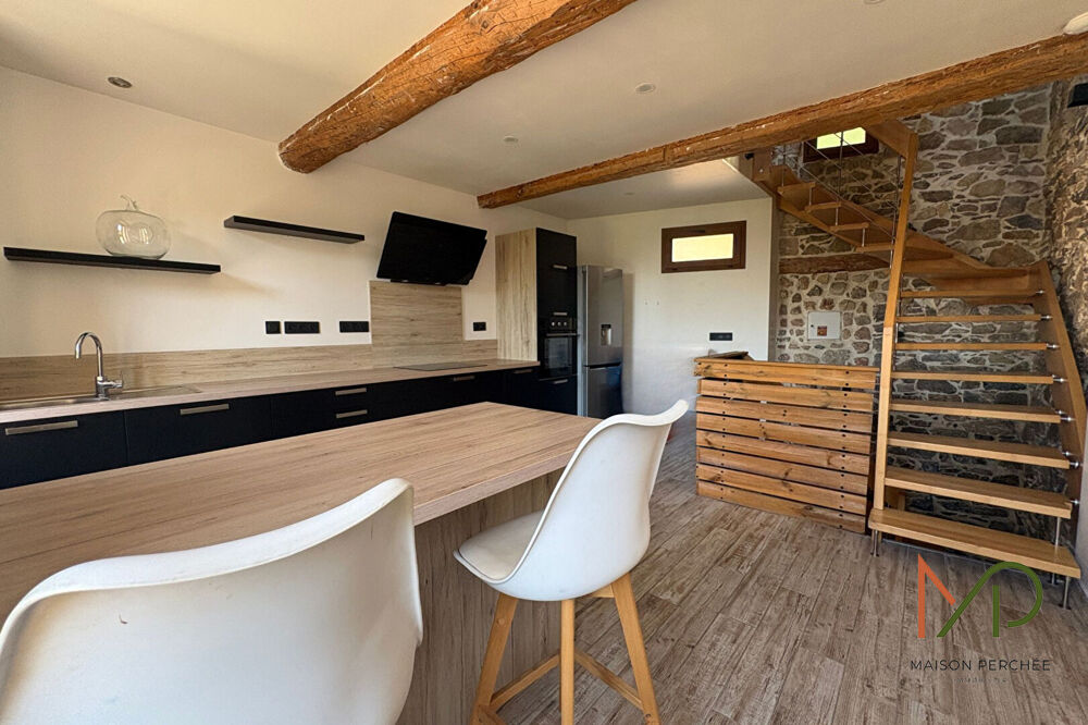 Maison de ville atypique, sur trois niveaux, entièrement rénovée de 71 m²