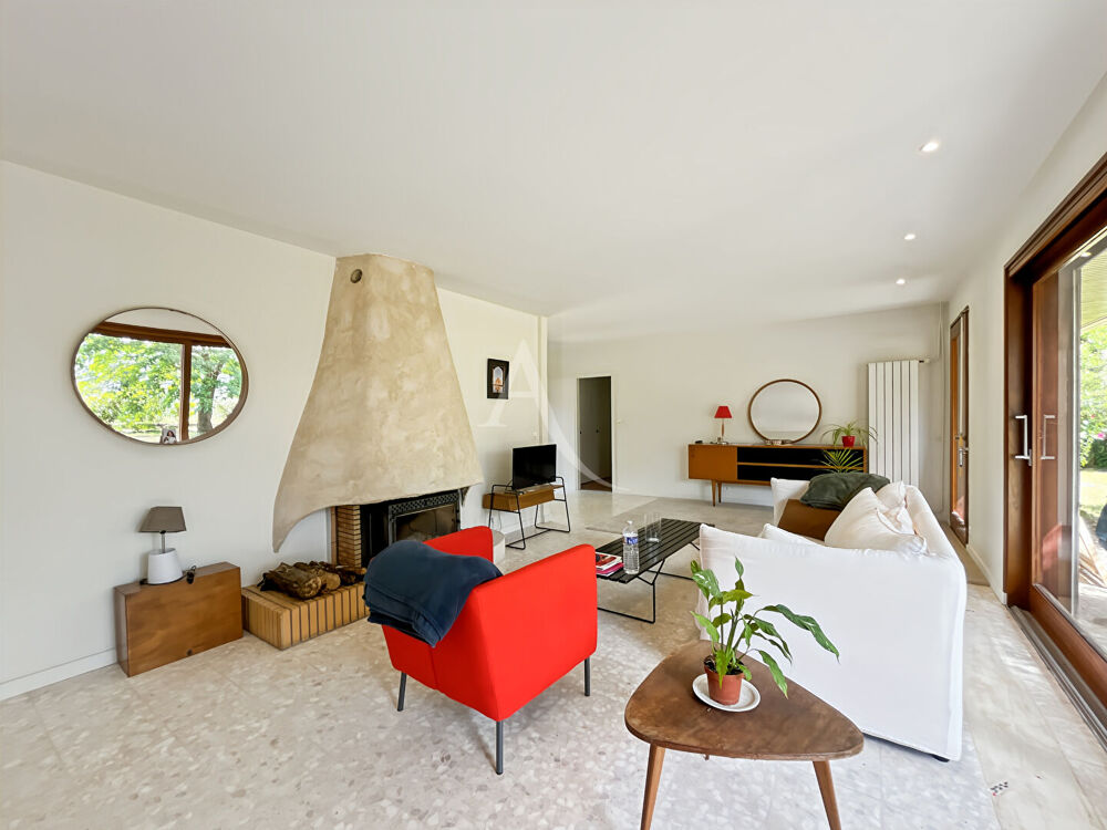 Maison d'architecte sur un vaste terrain verdoyant