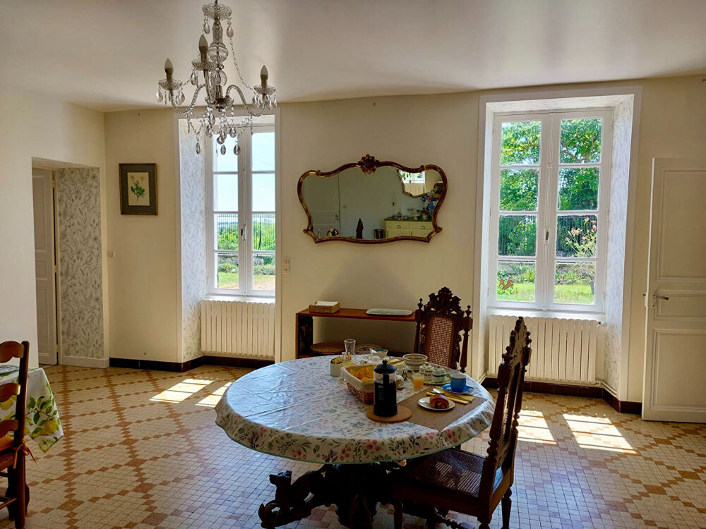 Vente Maison Elegante maison non-mitoyenne avec gîte, vaste dépendances, 2 km du centre ville Saint jean d angely