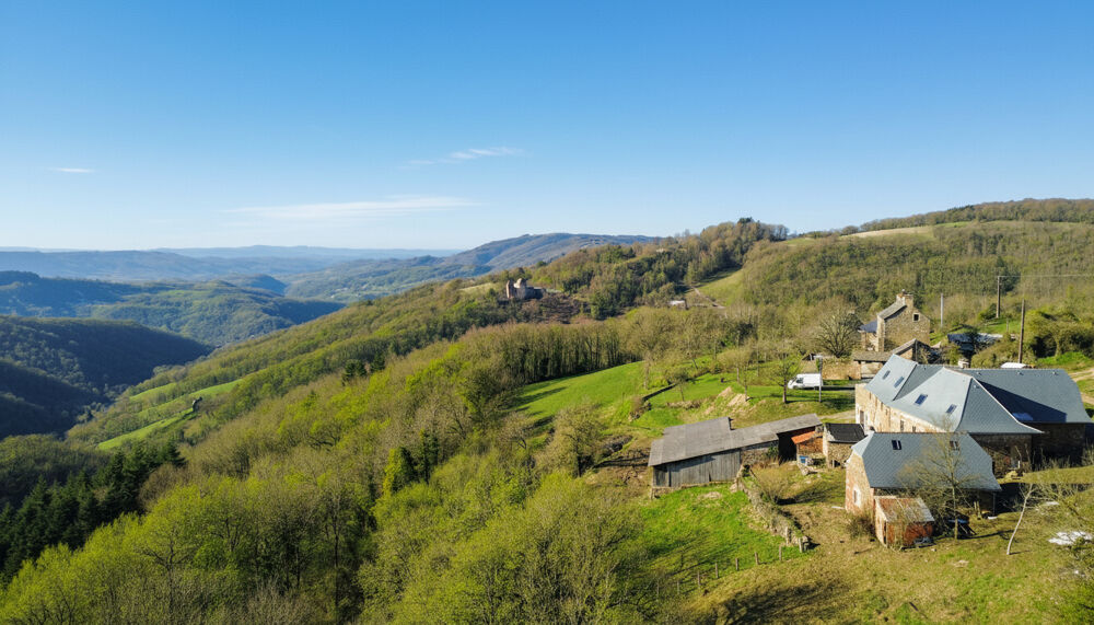 Ensemble en pierre, à rénover avec terrain certifié AB VILLECOMTAL