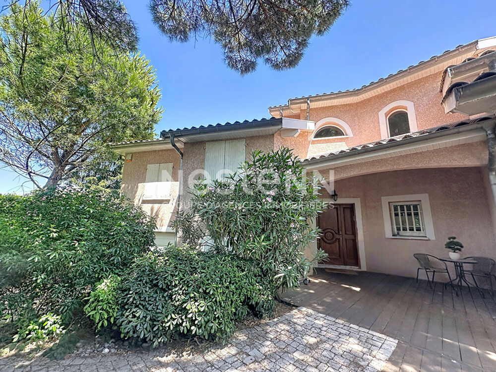 Grande maison familiale avec piscine - 69500 BRON