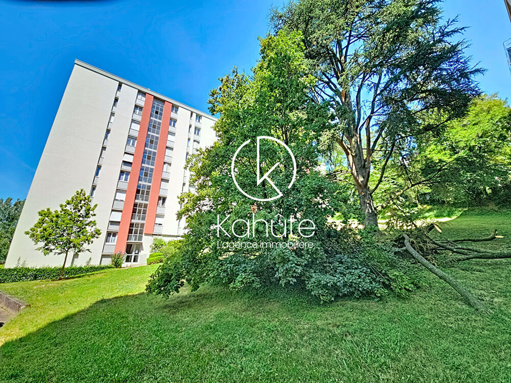 Tout à pied pour ce T3 à Lyon de 57 m2 avec balcon
