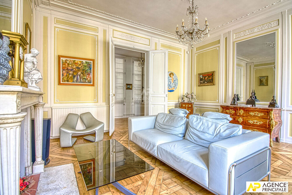 Versailles Saint-Louis Appartement 6 pièces 144.03 m² carrez situé au 2ème étage avec chambre de service, cave et parking en op