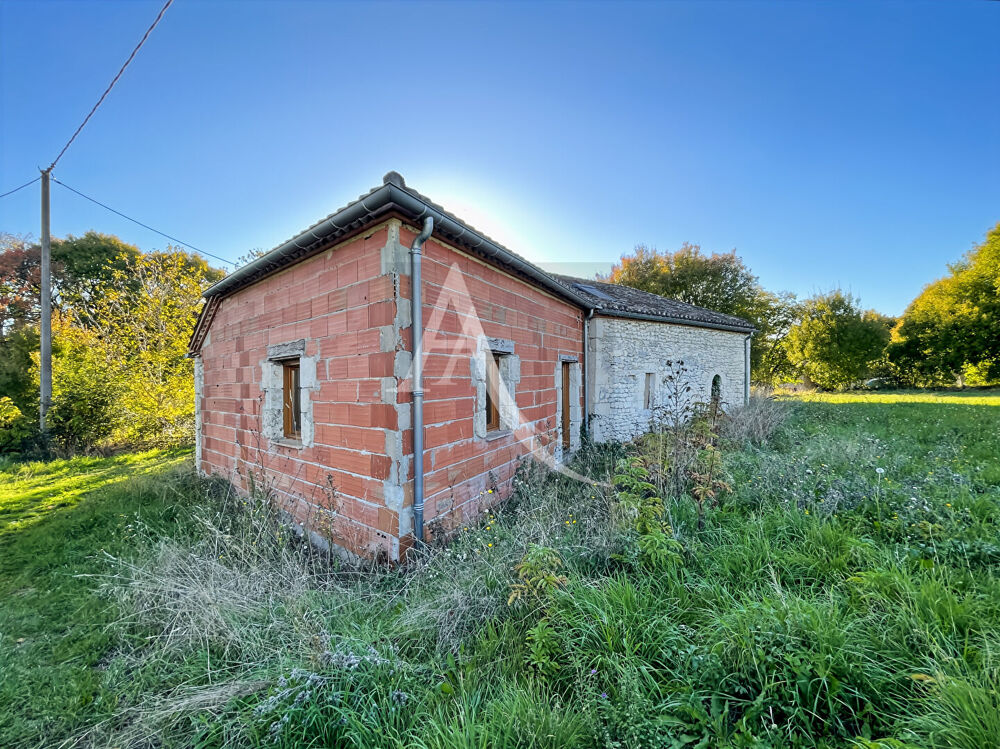 Maison à finir dans un environnement campagne