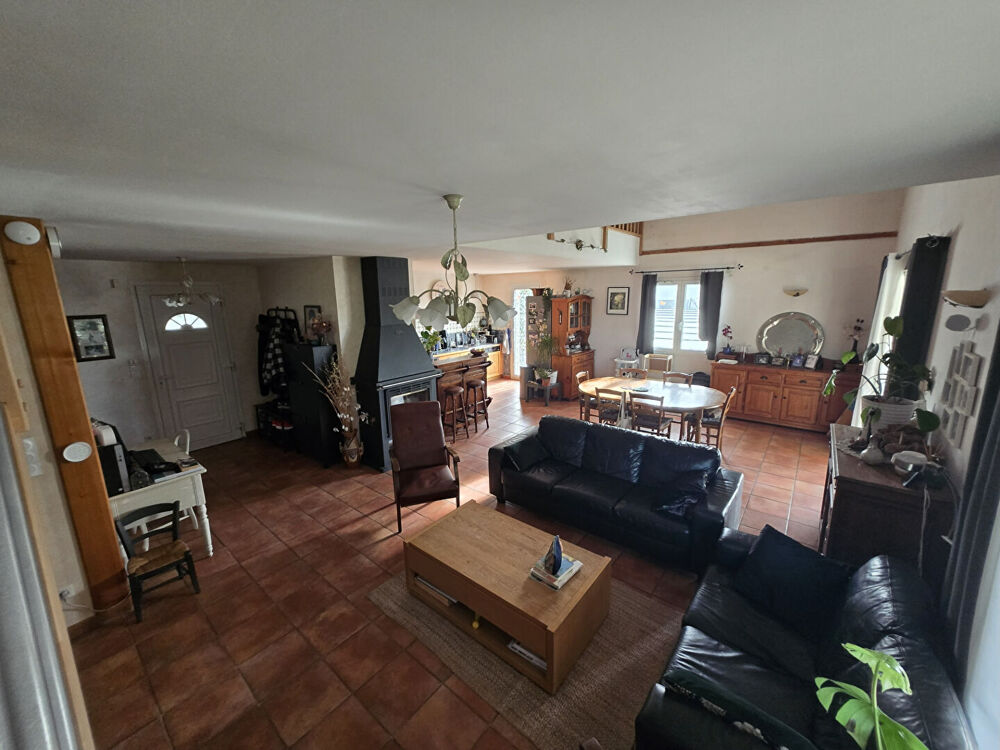 Villa Familiale de Plain-Pied avec Piscine et Terrain - L'Écrin de Nature du Burla