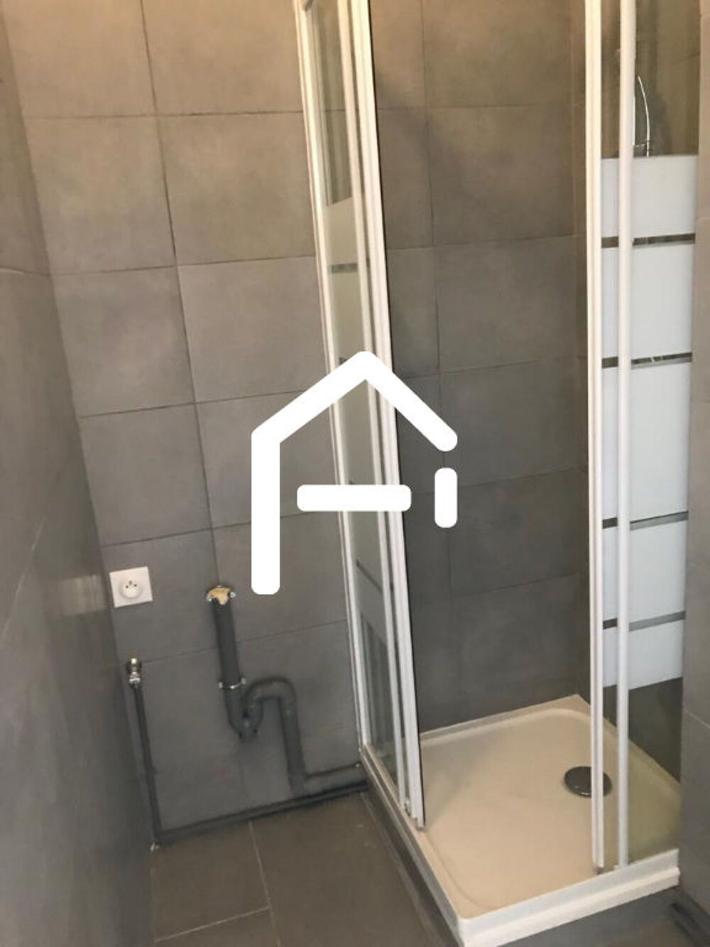 Location Appartement Studio REFAIT A NEUF / Metro Colonel Fabian Paris 19